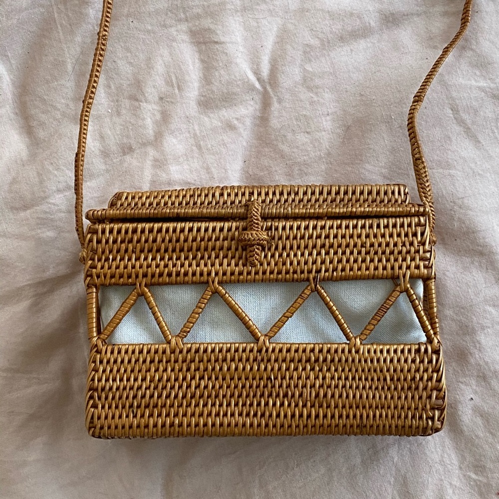 Crossbody wicker bag